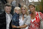 Naarden 21 mei 2007
Presentatie boek Supermom's stijlgids van Vivian Ewbank Reijs in het Arsenaal. Vivian met dochter Day moeder Meddy en oma v d Meijden