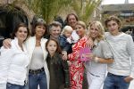 Naarden 21 mei 2007
Presentatie boek Supermom's stijlgids van Vivian Ewbank Reijs in het Arsenaal. Vivian met familie