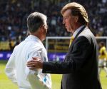 Ferd van Odenhoven
Arnhem, 20 April 2008 Kompetitiewedstrijd Vitesse-PSV, eindstand 0-1 Seizoen 2007/2008
PSV Landskampioen
De trainers Aad de mos en Sef Vergoossen voor aanvang van de wedstrijd