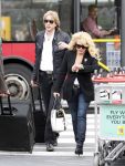 Schiphol 1 mei 2008
Patricia Paay en Adam Curry arriveren vanuit Londen op schiphol voor opnames van Holland s got talent. Ze worden door een chauffeur opgehaald.
Peter Smulders bv