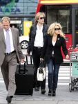 Schiphol 1 mei 2008
Patricia Paay en Adam Curry arriveren vanuit Londen op schiphol voor opnames van Holland s got talent. Ze worden door een chauffeur opgehaald.
Peter Smulders bv