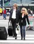 Schiphol 1 mei 2008
Patricia Paay en Adam Curry arriveren vanuit Londen op schiphol voor opnames van Holland s got talent. Ze worden door een chauffeur opgehaald.
Peter Smulders bv