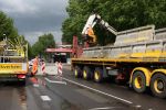 Apeldoorn, 8 Mei 2009
Speciale Herdenkingsdienst voor de slachtoffers van de ramp op Koninginnedag
Veel Politie, overal afzettingen met grote betonblokken.
Afzetting bij de Naald in Apeldoorn
Foto Peter Smulders