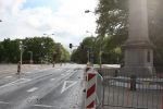 Apeldoorn, 8 Mei 2009
Speciale Herdenkingsdienst voor de slachtoffers van de ramp op Koninginnedag
Veel Politie, overal afzettingen met grote betonblokken.
Afzetting bij de Naald in Apeldoorn
Foto Peter Smulders