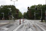 Apeldoorn, 8 Mei 2009
Speciale Herdenkingsdienst voor de slachtoffers van de ramp op Koninginnedag
Veel Politie, overal afzettingen met grote betonblokken.
Afzetting bij de Naald in Apeldoorn
Foto Peter Smulders