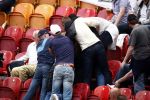 Amsterdam 10 mei 2009
Ajax-fc twente in de arena. De harde kern ajax supporters komt de eerste helft niet kijken en heeft spanddoeken opgehangen om te protesteren tegen het beleid bij ajax. Ajax supporters vechten om een bal
Peter Smulders bv