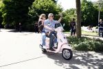 Amsterdam 12 mei 2009
Het blad Grazia organiseert samen met vespa scooters een leuke rally door amsterdam heen. vespa direkteur Alex v d Hof met blond oprichtsters Janneke Droge en Femke v Geffen
Peter Smulders bv
