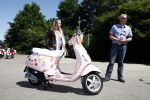 Amsterdam 12 mei 2009
Het blad Grazia organiseert samen met vespa scooters een leuke rally door amsterdam heen. vespa direkteur Alex v d Hof met blond oprichtsters Janneke Droge en Femke v Geffen
Peter Smulders bv