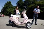 Amsterdam 12 mei 2009
Het blad Grazia organiseert samen met vespa scooters een leuke rally door amsterdam heen. vespa direkteur Alex v d Hof met blond oprichtsters Janneke Droge en Femke v Geffen
Peter Smulders bv