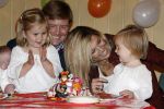 Den Haag 26 juni 2007
Fotomoment met Prins Willem Alexander Maxima Prinses Amalia Alexia en Ariane bij de koninklijke stallen. Prinses Alexia viert haar 2e verjaardag.