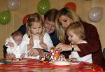 Den Haag 26 juni 2007
Fotomoment met Prins Willem Alexander Maxima Prinses Amalia Alexia en Ariane bij de koninklijke stallen. Prinses Alexia viert haar 2e verjaardag.