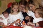 Den Haag 26 juni 2007
Fotomoment met Prins Willem Alexander Maxima Prinses Amalia Alexia en Ariane bij de koninklijke stallen. Prinses Alexia viert haar 2e verjaardag.