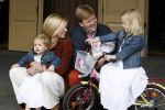 Den Haag 26 juni 2007
Fotomoment met Prins Willem Alexander Maxima Prinses Amalia Alexia en Ariane bij de koninklijke stallen. Prinses Alexia viert haar 2e verjaardag.