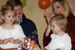 Den Haag 26 juni 2007
Fotomoment met Prins Willem Alexander Maxima Prinses Amalia Alexia en Ariane bij de koninklijke stallen. Prinses Alexia viert haar 2e verjaardag.