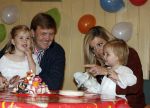 Den Haag 26 juni 2007
Fotomoment met Prins Willem Alexander Maxima Prinses Amalia Alexia en Ariane bij de koninklijke stallen. Prinses Alexia viert haar 2e verjaardag.