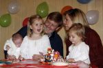 Den Haag 26 juni 2007
Fotomoment met Prins Willem Alexander Maxima Prinses Amalia Alexia en Ariane bij de koninklijke stallen. Prinses Alexia viert haar 2e verjaardag.