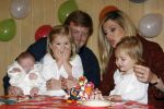 Den Haag 26 juni 2007
Fotomoment met Prins Willem Alexander Maxima Prinses Amalia Alexia en Ariane bij de koninklijke stallen. Prinses Alexia viert haar 2e verjaardag.