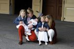 Den Haag 26 juni 2007
Fotomoment met Prins Willem Alexander Maxima Prinses Amalia Alexia en Ariane bij de koninklijke stallen. Prinses Alexia viert haar 2e verjaardag.