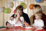 Den Haag 26 juni 2007
Fotomoment met Prins Willem Alexander Maxima Prinses Amalia Alexia en Ariane bij de koninklijke stallen. Prinses Alexia viert haar 2e verjaardag.