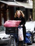 Amsterdam 4 aspril 2009
Angela Groothuizen met fiets vol boodschappen op de cornelis schuytstraat. Angela steekt haar tong uit.
Peter Smulders bv