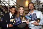 Bussum 20 maart 2008
Presentatie dvd flikken in hotel jan Tabak. Gerd Leers reikt de eerste dvd uit aan Victor Reinier Angela Schijf en Sergio Romero.
Peter Smulders bv