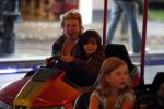 Blaricum   20 augustus 2008
Anita Witzier met dochter en zoon en vriendjes op de kermis in Blaricum.