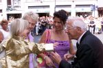 Den Bosch 29 juni 2001
 Albert Verlinden en Onno Hoes trouwen.

Isa Hoes en Antonie Kamerling en hun zoontje Merlijn.