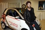Amsterdam 15 januari 2008
Arie Boomsma met petje krijgt Smart wagen voor zijn goede doel.
