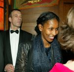 Amsterdam 16 maart 2004
Premiere in Tushinski Amsterdam.
Ayaan Hirsi Ali met haar persoonlijke beveiliger op de achtergrond