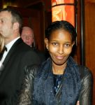 Amsterdam 16 maart 2004
Premiere in Tushinski Amsterdam.
Ayaan Hirsi Ali met haar persoonlijke beveiliger op de achtergrond
