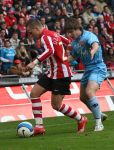 Eindhoven, 13 April 2008 Kampioenswedstrijd PSV-FC Twente, eindstand 1-1 Seizoen 2007/2008. PSV daardoor nog niet kampioen.
Balasz Dzsudzsak in duel met Niels Wellenberg