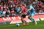 Eindhoven, 13 April 2008 Kampioenswedstrijd PSV-FC Twente, eindstand 1-1 Seizoen 2007/2008. PSV daardoor nog niet kampioen.
Balasz Dzsudzsak in duel met Niels Wellenberg