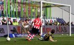 Arnhem, 20 April 2008 Kompetitiewedstrijd Vitesse-PSV, eindstand 0-1 Seizoen 2007/2008
PSV Landskampioen 
Balazs Dzsudzsak probeert doelman Piet Veldhuizen te verschalken