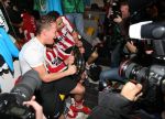 Arnhem, 20 April 2008 Kompetitiewedstrijd Vitesse-PSV, eindstand 0-1 Seizoen 2007/2008
PSV Landskampioen 
Balazs Dzsudzsak samen met Otman Bakkal en de kampioensschaal