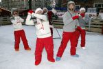 Amsterdam 22 november 2007
Daphne Bunskoek reikt op haar verjaardag de nieuwe cd van Bearforce 1 uit op de schaatsbaan op het leidseplein.