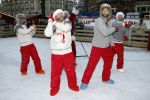 Amsterdam 22 november 2007
Daphne Bunskoek reikt op haar verjaardag de nieuwe cd van Bearforce 1 uit op de schaatsbaan op het leidseplein.