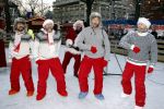Amsterdam 22 november 2007
Daphne Bunskoek reikt op haar verjaardag de nieuwe cd van Bearforce 1 uit op de schaatsbaan op het leidseplein.