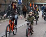 Amsterdam 16 november 2007
Beau v Erven Dorens met zijn 2 zoons op de fiets nadat ze in het van Gogh museum zijn geweest.