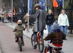 Amsterdam 16 november 2007
Beau v Erven Dorens met zijn 2 zoons op de fiets nadat ze in het van Gogh museum zijn geweest.