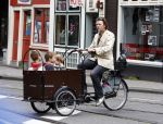 Amsterdam 11 augustus 2008
Beau v Erve Dorens en zijn vrouw selly brengen met de bakfiets de kinderen naar school voor hun eerste schooldag na de vakantiue.