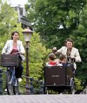 Amsterdam 11 augustus 2008
Beau v Erve Dorens en zijn vrouw selly brengen met de bakfiets de kinderen naar school voor hun eerste schooldag na de vakantiue.