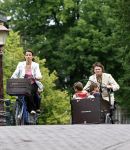 Amsterdam 11 augustus 2008
Beau v Erve Dorens en zijn vrouw selly brengen met de bakfiets de kinderen naar school voor hun eerste schooldag na de vakantiue.