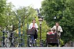Amsterdam 11 augustus 2008
Beau v Erve Dorens en zijn vrouw selly brengen met de bakfiets de kinderen naar school voor hun eerste schooldag na de vakantiue.