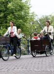 Amsterdam 11 augustus 2008
Beau v Erve Dorens en zijn vrouw selly brengen met de bakfiets de kinderen naar school voor hun eerste schooldag na de vakantiue.