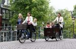 Amsterdam 11 augustus 2008
Beau v Erve Dorens en zijn vrouw selly brengen met de bakfiets de kinderen naar school voor hun eerste schooldag na de vakantiue.