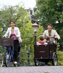 Amsterdam 11 augustus 2008
Beau v Erve Dorens en zijn vrouw selly brengen met de bakfiets de kinderen naar school voor hun eerste schooldag na de vakantiue.