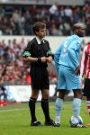 Eindhoven, 13 April 2008 Kampioenswedstrijd PSV-FC Twente, eindstand 1-1 Seizoen 2007/2008. PSV daardoor nog niet kampioen.
Blaise N Kufo ontvangt een gele kaart voor opmerkingen op de leiding van Jan Wegereef