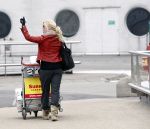 Schiphol 28 januari 2009
Bridget Maasland wordt door haar vriend Pepijn en zoontje Mees weg gebracht naar schiphol omdat ze voor 10 dagen naar Los Angeles moet.
Peter Smulders bv