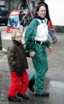 Lech 11 februari 2005
Brigitte Klynstra met zoontje in Lech