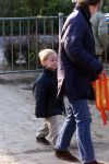 Hoog Keppel 23 april 2001
Brigitte Klynstra brengt haar zoontje voor het eerstnaar school. 
Prins Carlos was er niet bij.